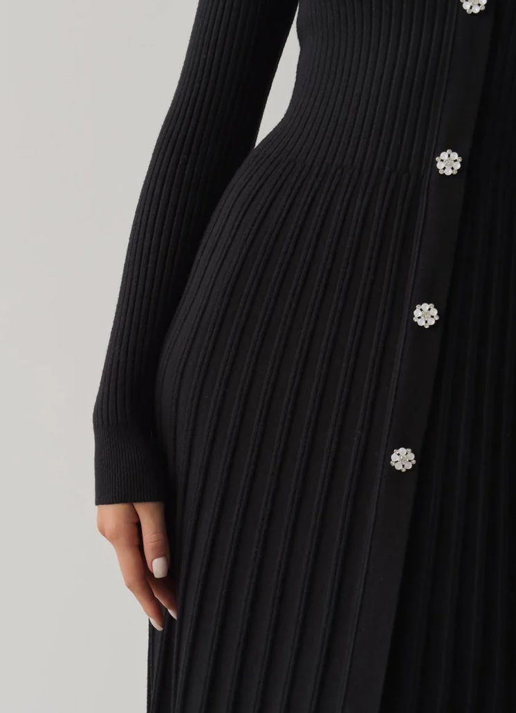 Robe mi-longue en tricot avec boutons en cristal