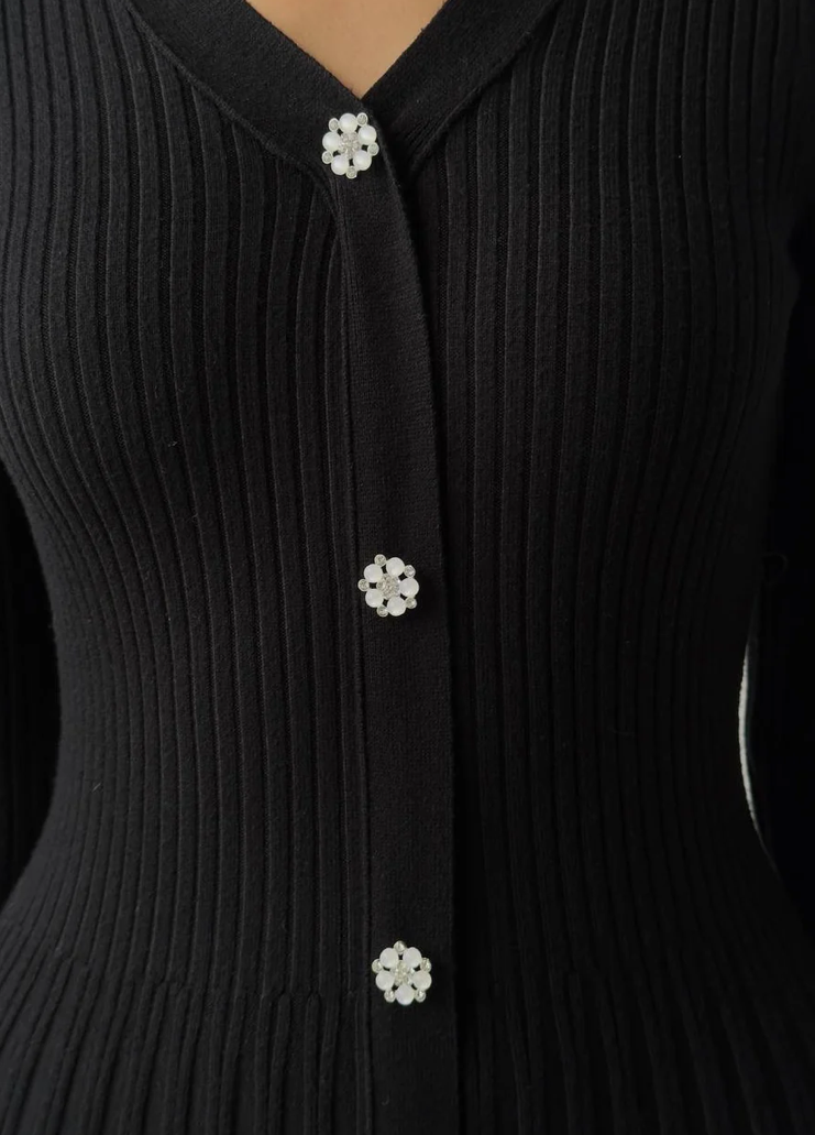 Robe mi-longue en tricot avec boutons en cristal