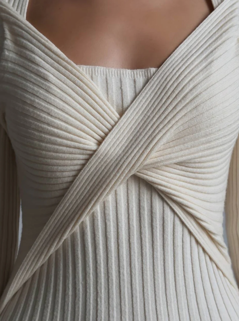 Élégante robe longue côtelée croisée sur le devant