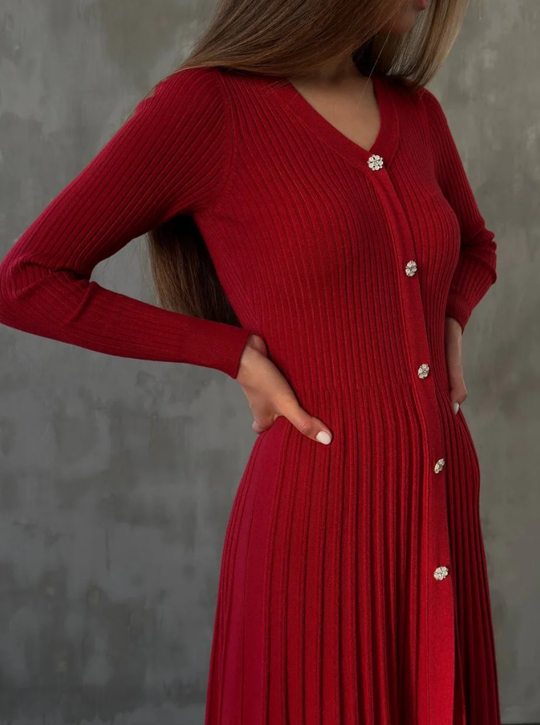 Robe mi-longue en tricot avec boutons en cristal